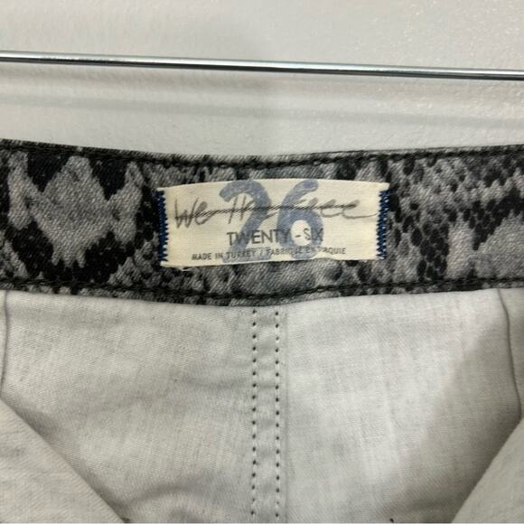 We The Free Snake Skin Print Flare Jeans Gray Size 26 - Picture 7 of 10